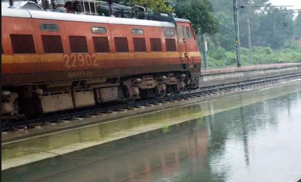मुंबई में बारिश का असर: रेल यातायात प्रभावित
