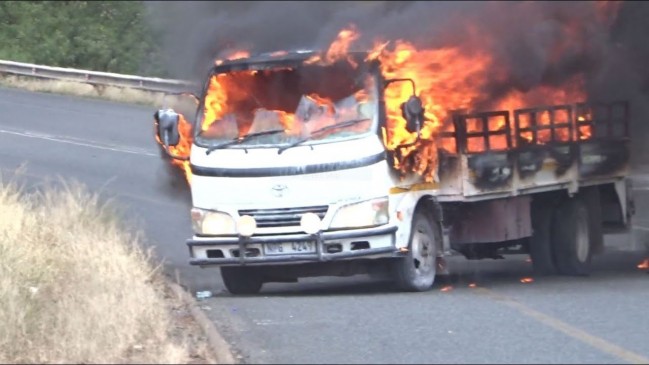 विद्युत तार से टकराए ट्रक में लगी आग, ट्रक चालक की मौत, मजदूर घायल