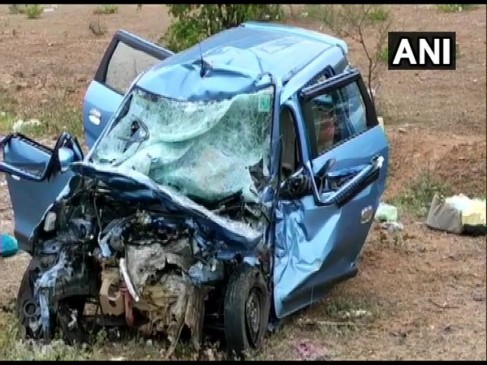 कोयंबटूर में ट्रक और कार के बीच टक्कर, पांच लोगों की मौके पर मौत