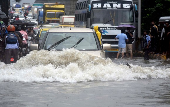 मुंबई में बारिश का तांडव: अब तक 27 लोगों की मौत, मदद के लिए सड़कों पर उतरी नौसेना