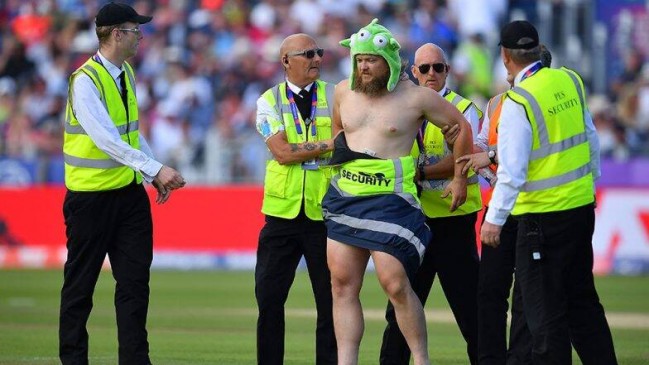 World Cup 2019: इंग्लैंड-न्यूजीलैंड मैच के दौरान जब मैदान पर बिना कपड़ों के दौड़ा आदमी, देखें वीडियो World Cup 2019: इंग्लैंड-न्यूजीलैंड मैच के दौरान जब मैदान पर बिना कपड़ों के दौड़ा आदमी, देखें वीडियो