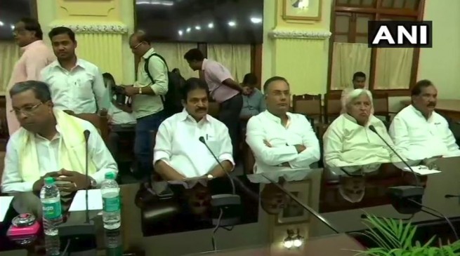 कर्नाटक: बैठक में शामिल नहीं हुए कांग्रेस के 10 MLA, इस्तीफे पर फैसला बाकी