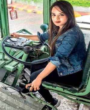 मुंबई की 24 वर्षीय पहली महिला बेस्ट बस ड्राइवर प्रतीक्षा दास मुंबई की 24 वर्षीय पहली महिला बेस्ट बस ड्राइवर प्रतीक्षा दास