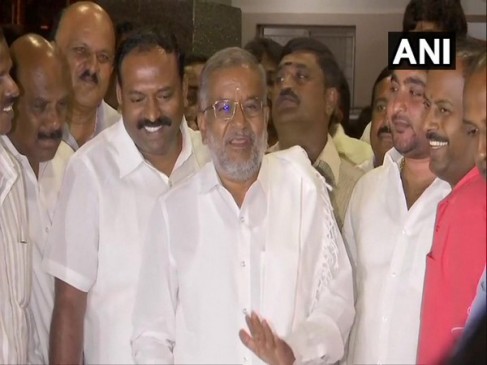 कर्नाटक में सियासी संकट, देवगौड़ा बोले- सिद्धारमैया के सीएम बनने में आपत्ति नहीं कर्नाटक में सियासी संकट, देवगौड़ा बोले- सिद्धारमैया के सीएम बनने में आपत्ति नहीं