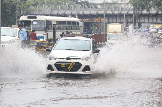 मुंबई में हुई मॉनसून की वापसी : दो दिनों तक भारी बरसात का अनुमान, आस में विदर्भ मुंबई में हुई मॉनसून की वापसी : दो दिनों तक भारी बरसात का अनुमान, आस में विदर्भ