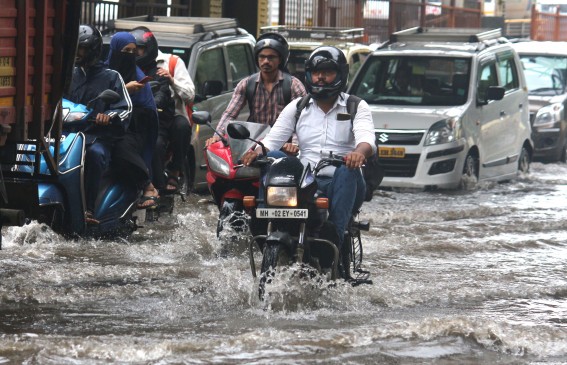 मुंबई में हुई मॉनसून की वापसी : दो दिनों तक भारी बरसात का अनुमान, आस में विदर्भ मुंबई में हुई मॉनसून की वापसी : दो दिनों तक भारी बरसात का अनुमान, आस में विदर्भ
