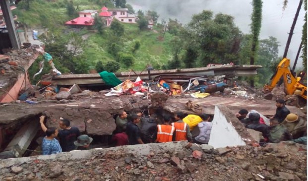हिमाचल प्रदेश में बिल्डिंग गिरी, मलबे में दबे सेना के 35 जवान...2 की मौत