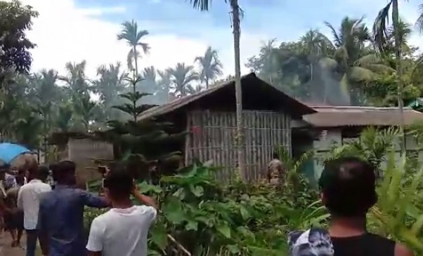 Shocking : साइंस टीचर दे रहा था तलवार से 3 साल की बच्ची की बलि, पुलिस ने बचाया Shocking : साइंस टीचर दे रहा था तलवार से 3 साल की बच्ची की बलि, पुलिस ने बचाया