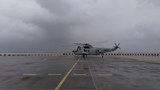  मुंबई की बारिश में फंसी ट्रेन, भेजे गए वायुसेना के हेलीकॉप्टर 