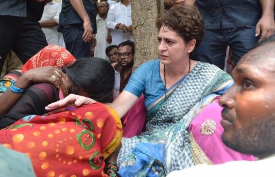 सोनभद्र: पीड़ित परिवार से मिलकर भावुक हुईं प्रियंका, मुआवजे का ऐलान सोनभद्र: पीड़ित परिवार से मिलकर भावुक हुईं प्रियंका, मुआवजे का ऐलान
