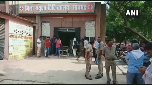 UP: जमीन विवाद में फायरिंग, 9 लोगों की बेरहमी से हत्या UP: जमीन विवाद में फायरिंग, 9 लोगों की बेरहमी से हत्या