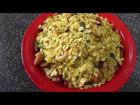 वीडियो रेसिपी: चाय के साथ खाने के लिए बनाएं हेल्दी ओट्स नमकीन  
