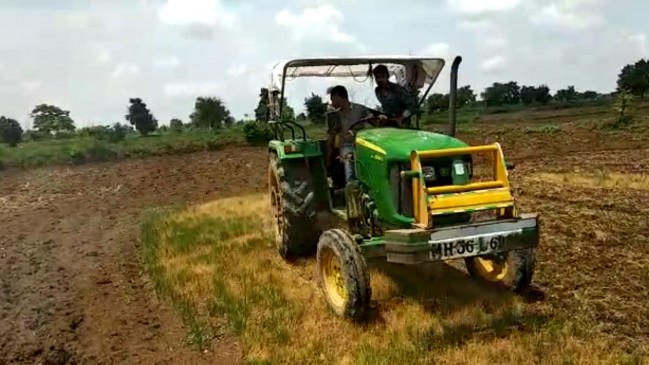 बरसो रे मेघा  :  हताश किसान ने धान की नर्सरी पर चला दिया ट्रेक्टर