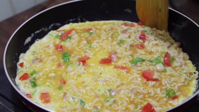 वीडियो रेसिपी: बच्चों के लिए बनाएं मैगी आमलेट रेसिपी