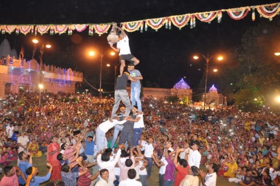 जन्माष्टमी पर कृष्णमय हुई मथुरा नगरी, सजाए गए देशभर के मंदिर जन्माष्टमी पर कृष्णमय हुई मथुरा नगरी, सजाए गए देशभर के मंदिर