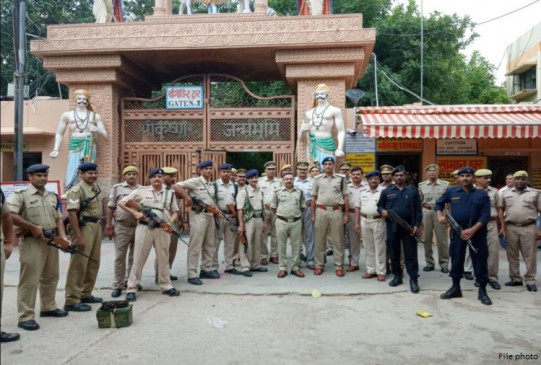 जन्माष्टमी पर कृष्णमय हुई मथुरा नगरी, सजाए गए देशभर के मंदिर जन्माष्टमी पर कृष्णमय हुई मथुरा नगरी, सजाए गए देशभर के मंदिर