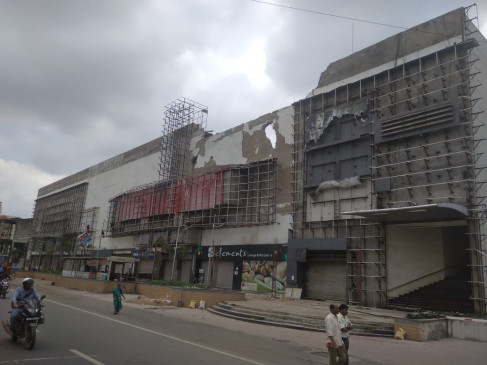 Wardhman nagar poonam mall collapsed one died nagpur