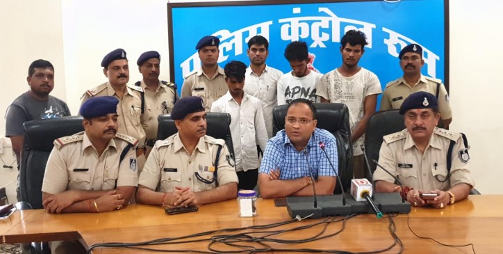 Stole 50 thousand rupees to passengers, police arrested