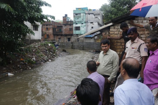 जबलपुर के निचले क्षेत्रों में जल प्लावन की स्थिति, कलेक्टर ने किया प्रभावित क्षेत्र का निरीक्षण