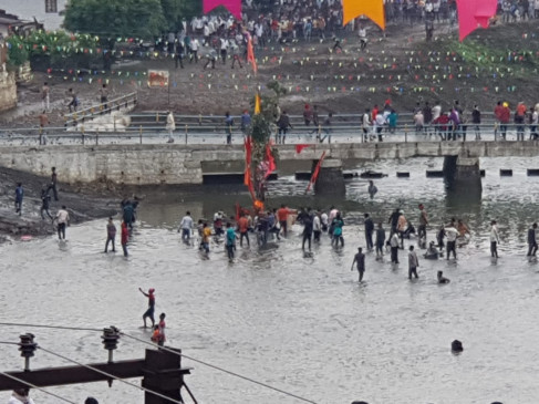 गोटमार मेला : एक दूसरे पर बरसाये पत्थर , सैकड़ों ग्रामीण घायल, निभाई परम्परा गोटमार मेला : एक दूसरे पर बरसाये पत्थर , सैकड़ों ग्रामीण घायल, निभाई परम्परा