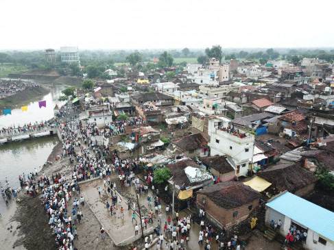 गोटमार मेला : एक दूसरे पर बरसाये पत्थर , सैकड़ों ग्रामीण घायल, निभाई परम्परा गोटमार मेला : एक दूसरे पर बरसाये पत्थर , सैकड़ों ग्रामीण घायल, निभाई परम्परा