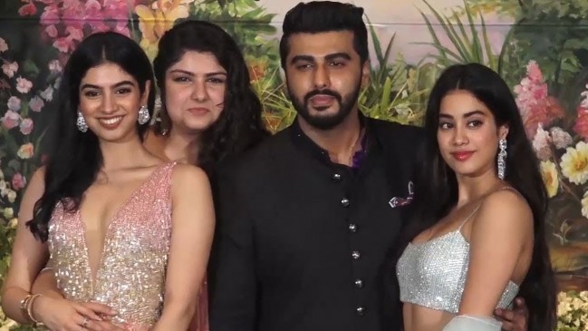राखी: जानिए इन सौतेले भाई-बहनों की जबरदस्त केमेस्ट्री, फोटोज शेयर करते ही हो जाती है वायरल राखी: जानिए इन सौतेले भाई-बहनों की जबरदस्त केमेस्ट्री, फोटोज शेयर करते ही हो जाती है वायरल