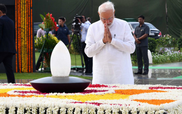 अटल बिहारी वाजपेयी की पहली पुण्यतिथि, PM समेत दिग्गजों ने दी श्रद्धांजलि