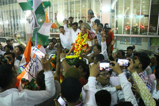 Chaturvedi welcomed : large number of supporters gathered