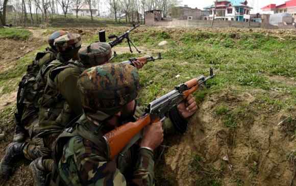 Encounter : शोपियां में सुरक्षाबलों ने आतंकियों को घेरा, एक जवान शहीद Encounter : शोपियां में सुरक्षाबलों ने आतंकियों को घेरा, एक जवान शहीद