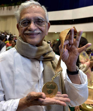 Gulzar Birthday: राइटर बनने से पहले करते थे मैकेनिक का काम, 44 साल से रह रहे अकेले Gulzar Birthday: राइटर बनने से पहले करते थे मैकेनिक का काम, 44 साल से रह रहे अकेले