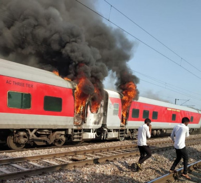 हरियाणा: बल्लभगढ़ के पास तेलंगाना एक्सप्रेस में लगी आग, सभी यात्री सुरक्षित
