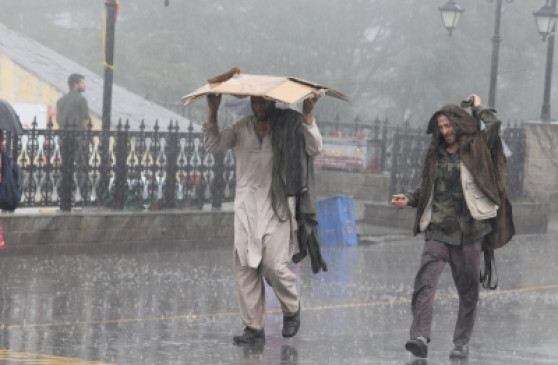 हिमाचल में भारी बारिश का कहर, भूस्खलन-सड़कें टूटने से सैकड़ों लोग फंसे
