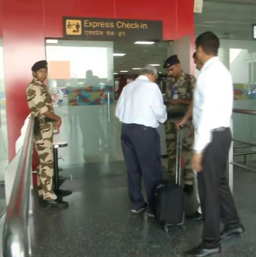 SC की इजाजत के बाद भारी सुरक्षा के बीच श्रीनगर पहुंचे सीताराम येचुरी