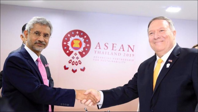 पोम्पियो से मिले विदेश मंत्री जयशंकर, कहा- कश्मीर मुद्दे पर सिर्फ पाक से बात होगी पोम्पियो से मिले विदेश मंत्री जयशंकर, कहा- कश्मीर मुद्दे पर सिर्फ पाक से बात होगी