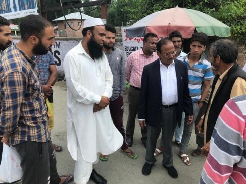 कश्मीर में डोभाल का ग्राउंड मैनेजमेंट जारी, अनंतनाग में लोगों से बातचीत का वीडियो वायरल