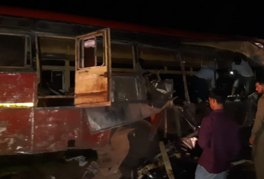 महाराष्ट्र में भीषण हादसा, ट्रक-बस की टक्कर में 15 लोगों की मौत, 35 घायल महाराष्ट्र में भीषण हादसा, ट्रक-बस की टक्कर में 15 लोगों की मौत, 35 घायल