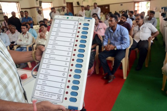 महाराष्ट्र चुनाव में ईवीएम पर प्रतिबंध चाह रहा विपक्ष