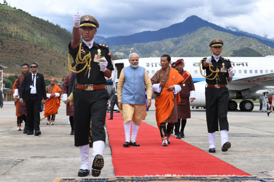 भूटान में मोदी को दिया गया गार्ड ऑफ ऑनर, भारतीय समुदाय ने किया स्वागत