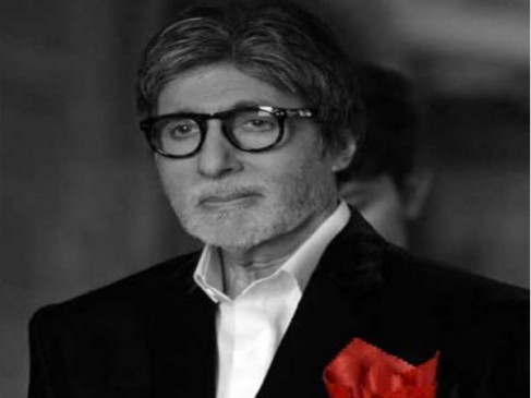 बेटे की कबड्डी टीम के लिए चीयर करते पिता अमिताभ बेटे की कबड्डी टीम के लिए चीयर करते पिता अमिताभ