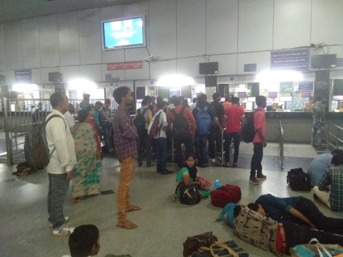 Passengers stuck on the mumbai line for hours, vehicles stopped for track maintenance
