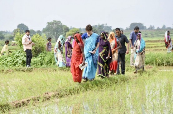 UP: सोनभद्र में शूटिंग पॉइंट पर पहुंचीं प्रियंका, हत्याकांड पीड़ित के परिजनों से की मुलाकात