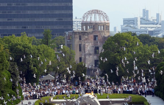 हिरोशिमा दिवस पर दी गई परमाणु हमले में मारे गए लोगों को श्रद्धांजलि 