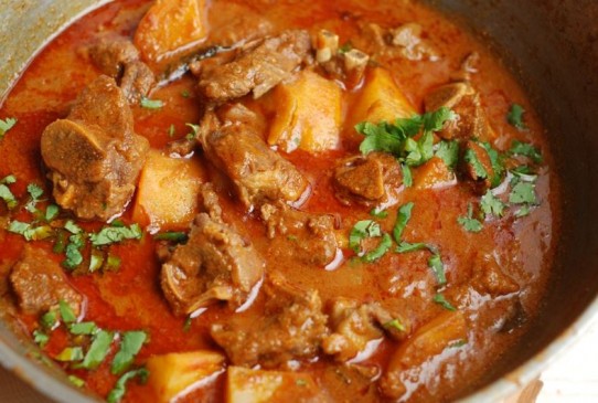 वीडियो रेसिपी : जरुर ट्राई करें घर पर आलू मटन की ये स्वादिष्ट डिश  वीडियो रेसिपी : जरुर ट्राई करें घर पर आलू मटन की ये स्वादिष्ट डिश