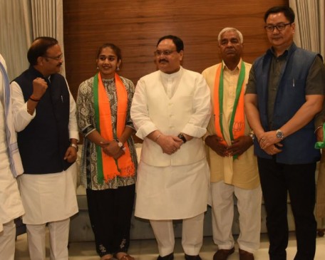 पिता महावीर के साथ बीजेपी में शामिल हुईं पहलवान बबीता फोगाट
