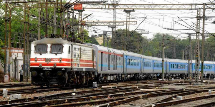 बिना टिकट वाले यात्रियों से मध्य रेल ने वसूले 100 करोड़, नागपुर से 10.46 तक की वसूली