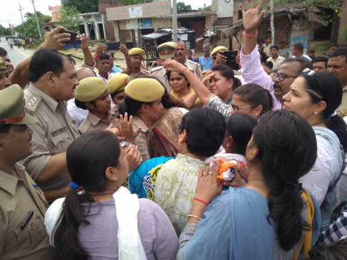 चिन्मयानंद केस: शाहजहांपुर में न्याय यात्रा निकालने पर अड़ी कांग्रेस, कई नेता गिरफ्तार चिन्मयानंद केस: शाहजहांपुर में न्याय यात्रा निकालने पर अड़ी कांग्रेस, कई नेता गिरफ्तार