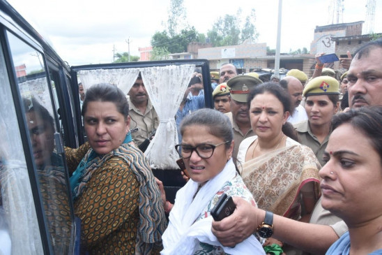 चिन्मयानंद केस: शाहजहांपुर में न्याय यात्रा निकालने पर अड़ी कांग्रेस, कई नेता गिरफ्तार चिन्मयानंद केस: शाहजहांपुर में न्याय यात्रा निकालने पर अड़ी कांग्रेस, कई नेता गिरफ्तार