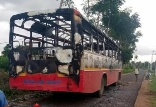 शिवकुमार की गिरफ्तारी के बाद प्रदर्शन, बसें जलाईं, कांग्रेस ने बुलाया बंद शिवकुमार की गिरफ्तारी के बाद प्रदर्शन, बसें जलाईं, कांग्रेस ने बुलाया बंद