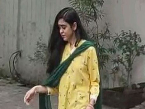 लालू के घर में घमासान, धरने पर बैठे चंद्रिका राय, बहू ऐश्वर्या बोली- नहीं देते खाना लालू के घर में घमासान, धरने पर बैठे चंद्रिका राय, बहू ऐश्वर्या बोली- नहीं देते खाना
