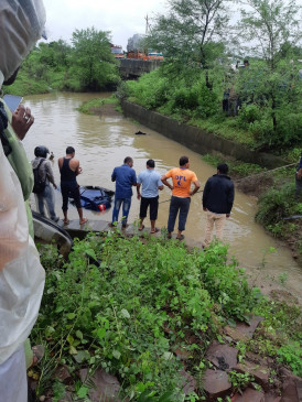 भोपाल के शोरूम कर्मचारियों की कार उफनते नाले में बही, चार की मौत भोपाल के शोरूम कर्मचारियों की कार उफनते नाले में बही, चार की मौत